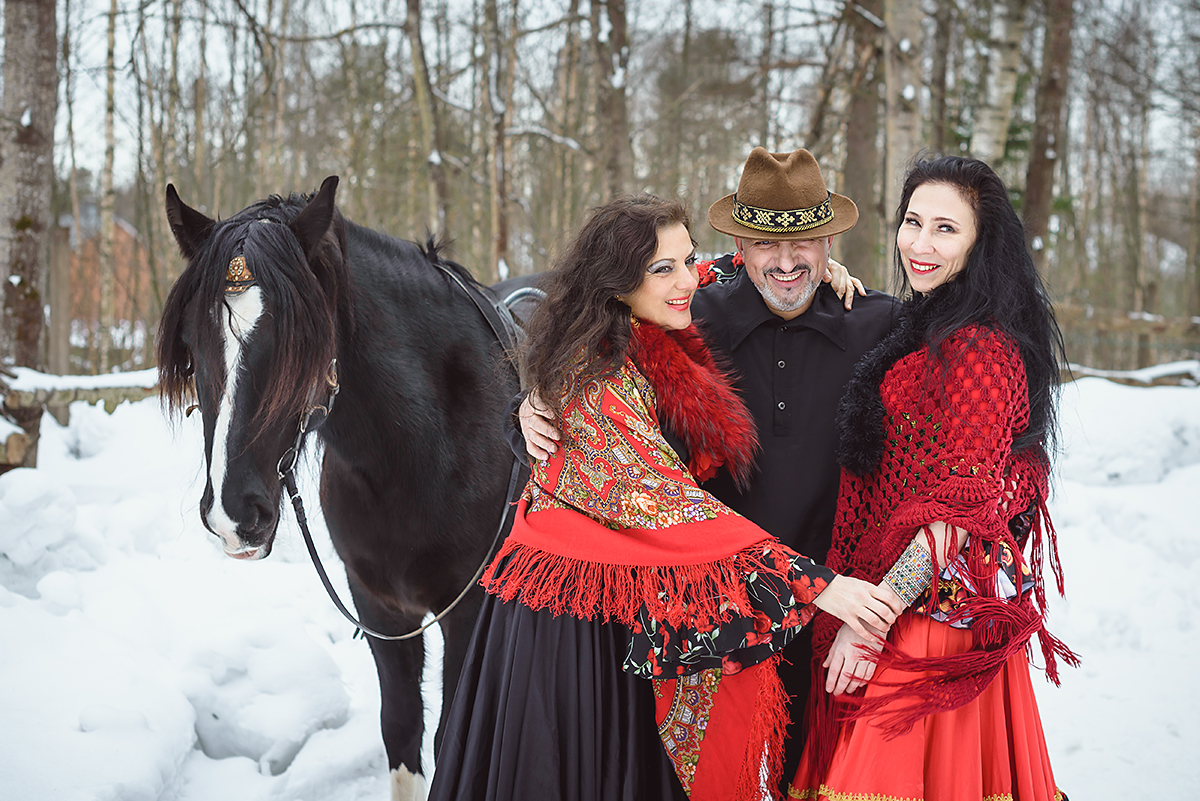 Песня цыганская новый год. Популярные цыгане. Цыганская лошадь на свадьбе. Цыганский праздник. Цыганская песня.